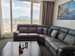 Suite Luxe, 2 chambres, vue montagne | Coin séjour | TV connectée de 55 pouces avec chaînes par câble, Netflix