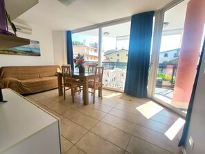 TV - Residence Katarina 2 by Interhome (Lignano Pineta)