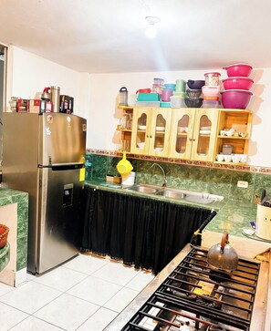 Habitación, vista a la ciudad | Cocina privada | Refrigerador, horno, parrilla de estufa y lavavajillas 