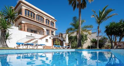 Villa El Pilar with private heated pool