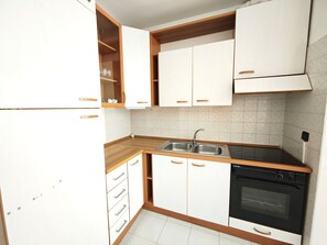 Kühlschrank, Mikrowelle, Kochgeschirr/Geschirr/Besteck