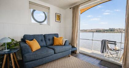 Sutton View - a cabin that sleeps 2 guests in 1 bedroom