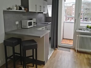 Kühlschrank, Mikrowelle, Kochgeschirr/Geschirr/Besteck