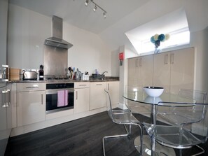 Fridge, microwave, oven, dishwasher - in Torquay by Interhome (Torquay)