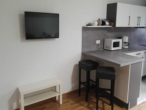 Kühlschrank, Mikrowelle, Kochgeschirr/Geschirr/Besteck