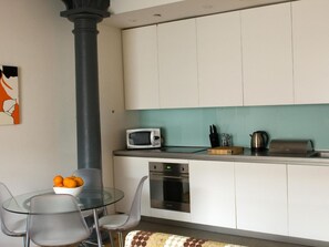 Fridge, microwave, dishwasher, cookware/dishes/utensils - Wohnung in Plymouth by Interhome (Plymouth)