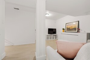 Living area - Modern Family Stay 4BR Home in Vancouver (Vancouver)