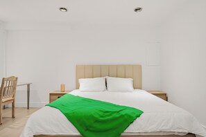 Room - Modern Family Stay 4BR Home in Vancouver (Vancouver)