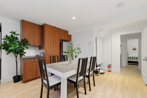 Dining - Modern Family Stay 4BR Home in Vancouver (Vancouver)