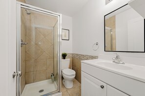 Bathroom - Modern Family Stay 4BR Home in Vancouver (Vancouver)
