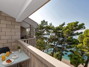 Terrace - Pine Canopy Studio mit Balkon und Meerblick A1 by Interhome (Brela)