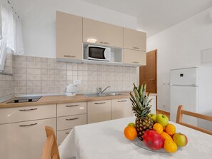 Kühlschrank, Mikrowelle, Kochgeschirr/Geschirr/Besteck
