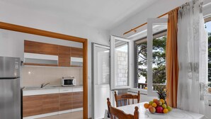 Kühlschrank, Mikrowelle, Kochgeschirr/Geschirr/Besteck