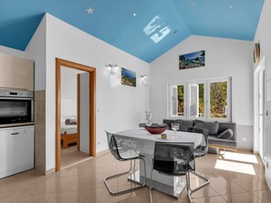 Living Room - Pine Canopy Studio Apartment mit Meerblick A11 by Interhome (Brela)