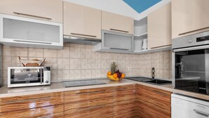 Kühlschrank, Mikrowelle, Kochgeschirr/Geschirr/Besteck