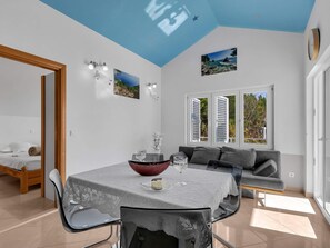 Living Room - Pine Canopy Studio Apartment mit Meerblick A11 by Interhome (Brela)