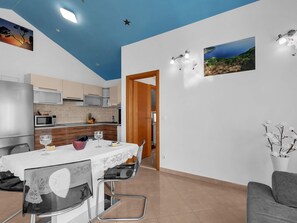 Kitchen / Dining Room - Pine Canopy Studio Apartment mit Meerblick A11 by Interhome (Brela)