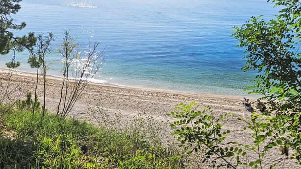 A beach with clear water, sandy shore, and greenery. - Kiefer Vordach Duplex Studio A4 by Interhome (Brela)