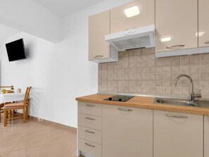 Kitchen / Dining Room - Pine Canopy Family Studio mit Meerblick A2 by Interhome (Brela)