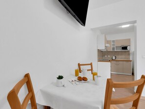 Kitchen / Dining Room - Pine Canopy Family Studio mit Meerblick A2 by Interhome (Brela)