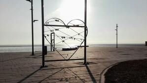 A heart-shaped sculpture on a paved walkway by the beach. - Wat(t) ne Wohnung by Interhome (Büsum)