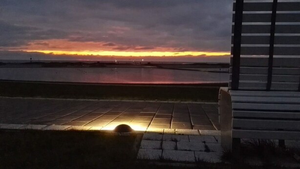 A sunset view over a body of water with a bench in the foreground. - Wat(t) ne Wohnung by Interhome (Büsum)