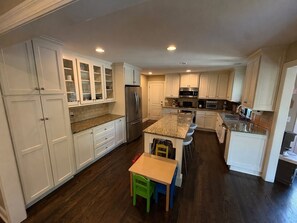Private kitchen - Spacious 6-bedroom house in KC suburb. 20 minutes from Arrowhead Stadium. (Leawood)