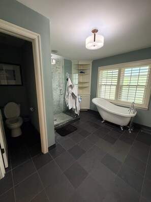 Shower, hair dryer, towels, soap - Spacious 6-bedroom house in KC suburb. 20 minutes from Arrowhead Stadium. (Leawood)