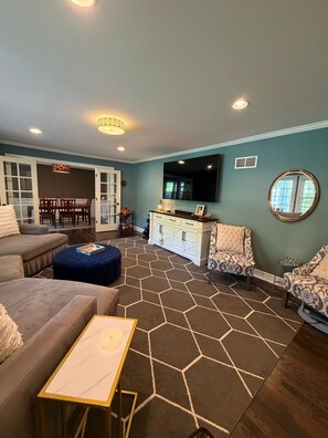Living area - Spacious 6-bedroom house in KC suburb. 20 minutes from Arrowhead Stadium. (Leawood)