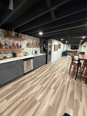 Private kitchen - Spacious 6-bedroom house in KC suburb. 20 minutes from Arrowhead Stadium. (Leawood)