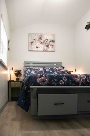 Tabla de planchar con plancha, wifi, ropa de cama