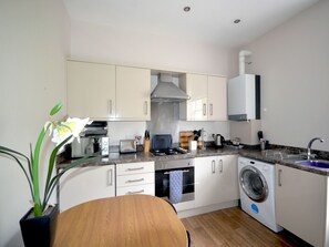 Fridge, microwave, oven, dishwasher - Modern eingerichtete Ferienwohnung in der unteren Etage by Interhome (Torquay)