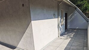 A building with a flat roof, a door, and a window. - Gemütliche Ferienwohnung Billa 7 by Interhome (Lignano Sabbiadoro)