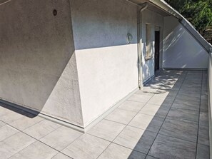 A building with a flat roof, a door, and a window. - Gemütliche Ferienwohnung Billa 7 by Interhome (Lignano Sabbiadoro)