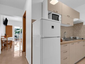 Kühlschrank, Mikrowelle, Kochgeschirr/Geschirr/Besteck