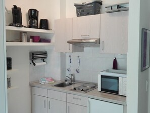 Fridge, microwave, cookware/dishes/utensils - Wohnung an der Lagune by Interhome (Büsum)