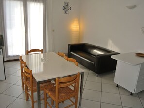 Dining - Wohnung 'Maria 4' mit Terrasse by Interhome (Lignano Pineta)