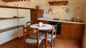 Fridge, oven, dishwasher, cookware/dishes/utensils - Wohnung auf dem Lande, 3 km vom Zentrum von Siena entfernt by Interhome (Siena)