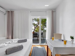 Bedroom - Pine Canopy Studio mit Balkon und Meerblick A7 by Interhome (Brela)
