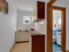 Kühlschrank, Mikrowelle, Kochgeschirr/Geschirr/Besteck