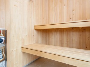 Eine Holzwand mit zwei horizontalen Regalen.