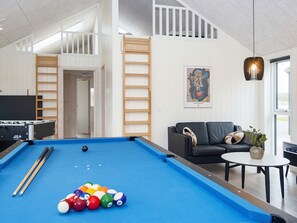 A room with a pool table, a sofa, a small table with a vase, and a painting on the wall. - 18 Person Holiday Home in Romo (Rømø)