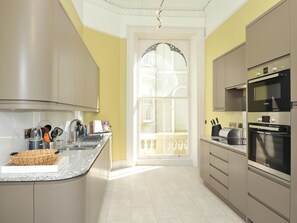 Kühlschrank, Mikrowelle, Ofen, Geschirrspüler