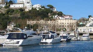 A marina with several yachts docked. - in Torquay by Interhome (Torquay)