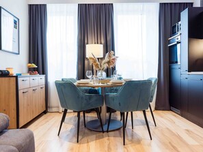 Dining - Schiller Apartment im Zentrum von Hof. Küche, Parkplatz, 250MBit Wlan by Interhome (Hof)