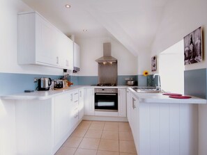Fridge, microwave, oven, dishwasher - Hochwertig eingerichtete, moderne Apartments in einer Viktorianischen Villa mit by Interhome (Torquay)