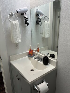 Dusche, Haartrockner, Handtücher, Seife