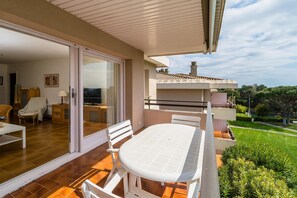 Outdoor dining - AV-1 Nice apartment in community with pool (Calella de Palafrugell)