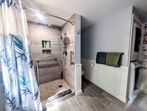 Shower, hair dryer, towels, shampoo - Wildlife Waterfront Log Cabin, 10 steps to beach (Lamoine)