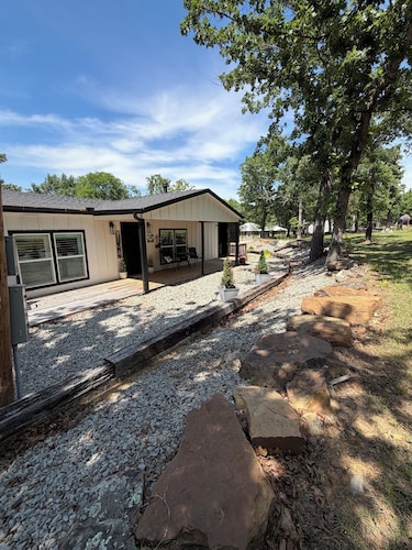 Your lakefront retreat with private boat slip, firepit, game room & wildlife ❤️